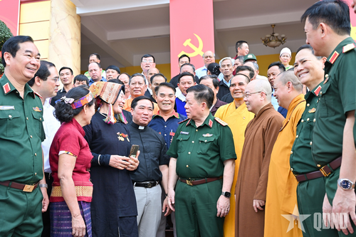 Đại tướng Nguyễn Trọng Nghĩa và các già làng, trưởng bản, trưởng thôn, người có uy tín, chức sắc tôn giáo tiêu biểu vùng đồng bào dân tộc thiểu số khu vực phía Bắc.