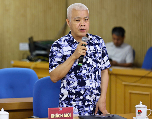  Các đại biểu đóng góp ý kiến.