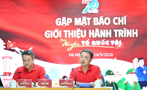 Các đồng chí chủ trì chương trình gặp mặt báo chí.