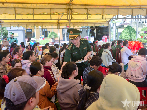 Cán bộ đồn Biên phòng Lai Hòa, cấp phát tờ rơi hướng dẫn người dân mô hình “Hòm thư điện tử ẩn danh” tiếp nhận tin báo tố giác tội phạm.