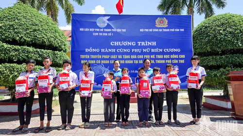 Ban tổ chức trao quà tặng hội viên phụ nữ và học bổng hỗ trợ các em học sinh có hoàn cảnh khó khăn trên địa bàn xã Lai Hòa (TP Cần Thơ).