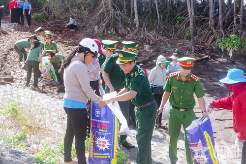 Các đơn vị ra quân thu gom rác thải vệ sinh môi trường biển.