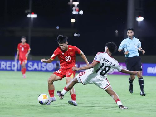  Các tuyển thủ U17 Việt Nam thi đấu đầy quả cảm trước UAE. ẢNH: AFC 