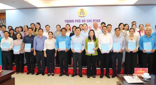  LĐLĐ TPHCM trao quy chế phối hợp đã ký với các Đảng ủy xã, phường, đặc khu 