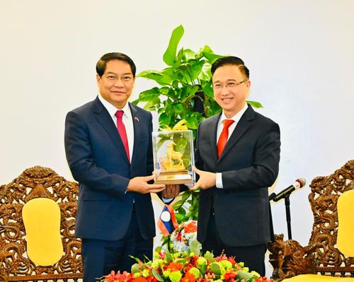  Đồng chí Đặng Minh Thông tặng quà lưu niệm đến đồng chí Athsaphangthong Siphandone 