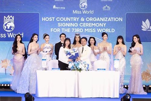 Chủ tịch Miss World Julia Morley, đạo diễn Hoàng Nhật Nam cùng nhiều hoa hậu, á hậu tại sự kiện. Ảnh: Sen Vàng.