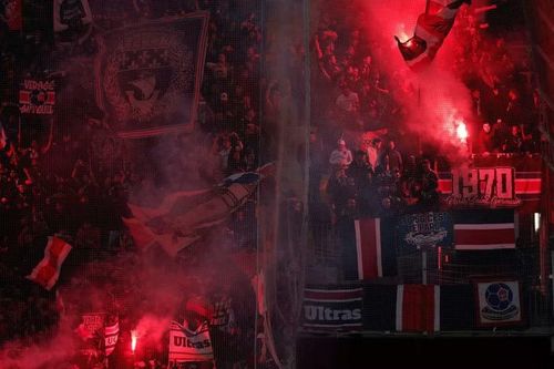 Niềm vui của các cổ động viên PSG khi đội nhà vô địch Ligue 1 mùa thứ 5 liên tiếp.