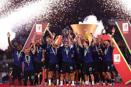 Niềm vui của các cầu thủ Inter Milan khi nâng cao danh hiệu quốc nội thứ hai bóng đá Ý ở mùa giải 2025-2026.