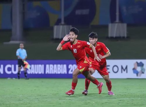 Chiến thắng này cộng với việc U17 Hàn Quốc và U17 Yemen hòa 0-0 trong trận đấu diễn ra cùng thời điểm, đã giúp U17 Việt Nam vươn lên dẫn đầu bảng C. Ảnh: VFF.