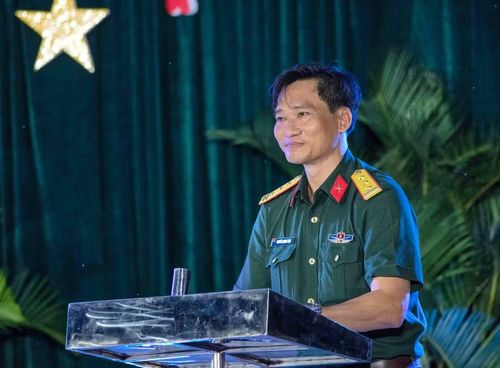 Thượng tá Nguyễn Quang Hòa, Chính ủy Trung đoàn 892 phát biểu tại Đêm văn nghệ.