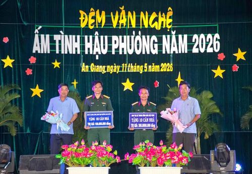 Trao biểu trưng nguồn quỹ vận động được tại Đêm văn nghệ.