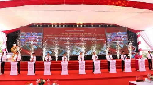 Đại biểu nhấn nút khởi công, khánh thành các dự án. (Ảnh: ANHP)