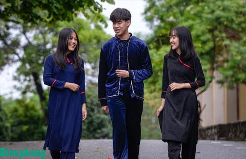 Thanh niên dân tộc Ngái trong trang phục truyền thống. Ảnh: Thành Đạt