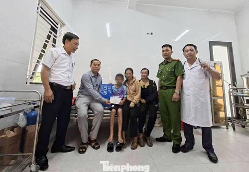 Cháu bé được đưa đến cơ sở y tế để chữa trị vết thương. Trong ảnh, lãnh đạo xã, Công an xã Vân Du đến thăm hỏi, động viên cháu Th.