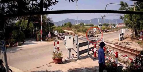 Một phụ nữ vượt rào chắn, bị ngã ra đường tàu.