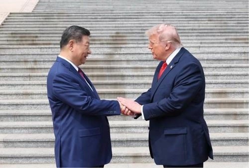 Tổng thống Mỹ Donald Trump (phải) và Tổng thống Mỹ Donald Trump tại cuộc gặp ở Bắc Kinh. (Ảnh: THX)