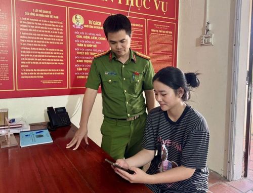 Công an các địa phương tích cực tuyên truyền, hướng dẫn người dân có nhu cầu.