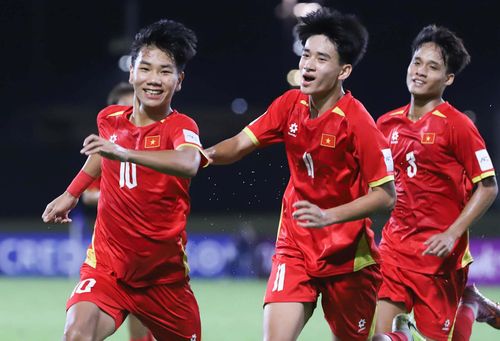 Bàn thắng đẹp và rất quan trọng của Nguyễn Lực.