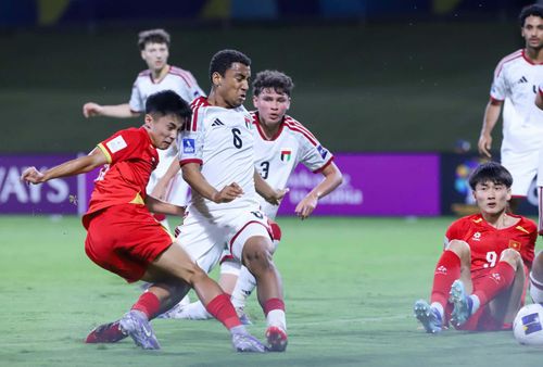 Không hề mất bình tĩnh, các cầu thủ trẻ U17 Việt Nam triển khai lối chơi bóng ngắn, ban bật, kiểm soát thế trận để tìm đường vào khung thành của U17 UAE.