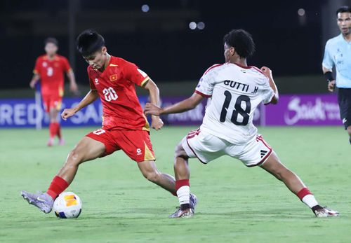Trong nửa thời gian hiệp 1, U17 Việt Nam kiểm soát bóng vượt trội, đẩy đối thủ lùi sâu về phần sân nhà.