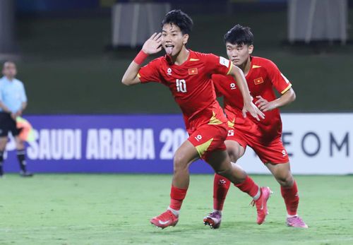 Phút 41, U17 Việt Nam được hưởng quả phạt trực tiếp ngay ở rìa vòng cấm. Chu Ngọc Nguyễn Lực thực hiện cú đá đẹp mắt đưa bóng đi xuyên qua hàng rào U17 UAE, gỡ hòa 1-1.