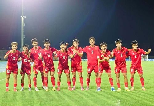 Tiếng còi kết thúc của trọng tài vang lên, U17 Việt Nam giành chiến thắng chung cuộc 3-2 đầy kịch tính, giành vé vào tứ kết cùng suất dự World Cup lịch sử.
