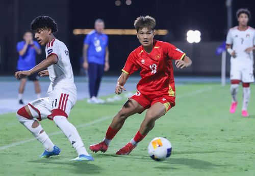 U17 Việt Nam nhập cuộc đầy quyết tâm trong cuộc đối đầu với U17 UAE, lượt trận cuối bảng C, VCK U17 châu Á 2026. Dù vậy, ngay ở phút thứ 1, đội bóng áo đỏ đã phải nhận bàn thua.