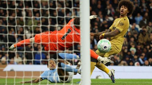 Phút 84, Savinho đón đường chuyền khe thông minh của Cherki ấn định chiến thắng 3-0 cho Man City