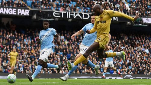 Ngay đầu trận, Mateta đã thử tài thủ thành Donnarumma