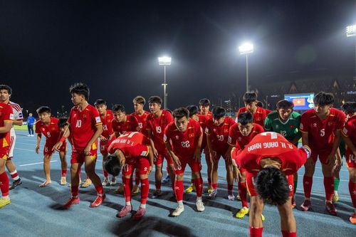 Sau đó Nguyễn Lực và các đồng đội cúi chào, cảm ơn các CĐV Việt Nam trên khán đài.