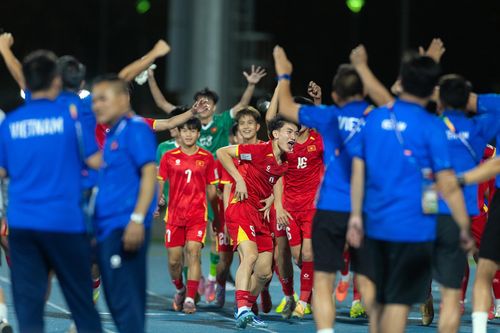 Niềm vui vỡ òa của U17 Việt Nam sau khi tiếng còi kết thúc trận đấu vang lên.