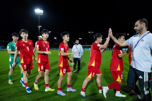 Nhưng cũng không quên chào đối thủ U17 UAE.