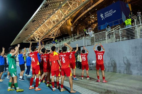 U17 Việt Nam ăn mừng chiến thắng với Chủ tịch VFF Trần Quốc Tuấn.