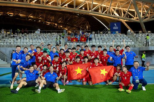 Vượt qua U17 UAE để giành ngôi đầu bảng C cùng tấm vé dự VCK U17 thế giới 2026, U17 Việt Nam gặp U17 Australia tại vòng tứ kết đấu trường châu lục, lúc 0h ngày 17/5.