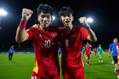 Các cầu thủ trẻ đứng dậy sau thất bại trước U17 Hàn Quốc.