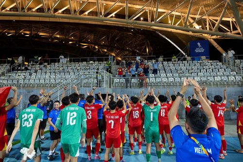 Số ít CĐV cổ vũ U17 Việt Nam ở trận thắng U17 UAE.