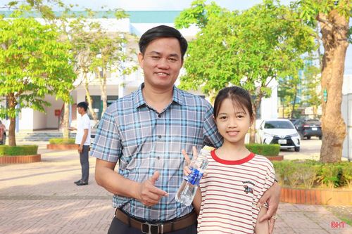 Phụ huynh đồng hành, động viên các con trước kỳ thi.