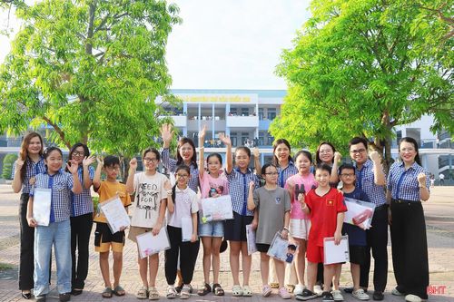 Các học sinh thể hiện quyết tâm trước kỳ thi.