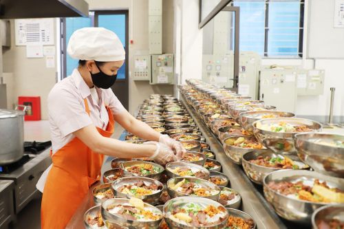 Công ty TNHH MTV Dịch vụ suất ăn Hạng Nhất - Chi nhánh Hà Tĩnh sử dụng nguồn nguyên liệu nhập từ tỉnh Nghệ An và TP Hải Phòng để phục vụ bữa ăn ca cho người lao động tại Công ty TNHH Haivina Hồng Lĩnh.