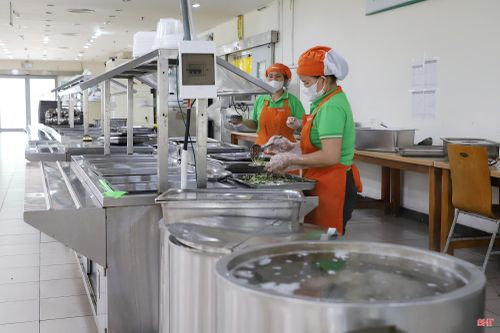 Công ty CP Dịch vụ quốc tế Hà Thành Chi nhánh Hà Tĩnh cung ứng hơn 1.600 suất ăn/ngày phục vụ công nhân viên, người lao động Formosa Hà Tĩnh.