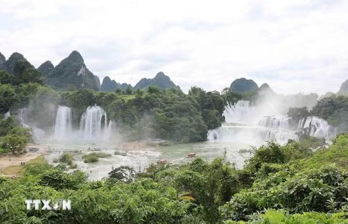 Toàn cảnh Khu hợp tác du lịch xuyên biên giới thác Bản Giốc (Việt Nam)-Đức Thiên (Trung Quốc). (Ảnh: Công Tuyên/TTXVN)