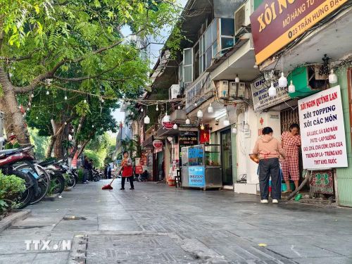 Một đoạn vỉa hè trên phố Trần Hưng Đạo sau khi lực lượng chức năng vận động người dân lập lại trật tự, vỉa hè, văn minh đô thị. (Ảnh: Quốc Lũy/TTXVN)