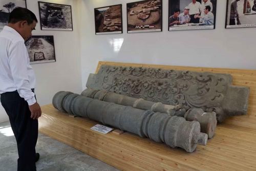 Hệ thống mi cửa bằng đá đồ sộ với chi tiết hoa văn tỉ mỉ chế tác từ khoảng thế kỷ thứ VII được tìm thấy tại gò 2A. (Ảnh: Kha Phạm/TTXVN)