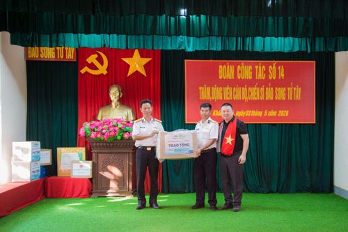 Đại diện Ngân hàng Thương mại cổ phần Quân đội tặng quà cán bộ, chiến sĩ tại đảo Song Tử Tây. Ảnh: Viết Thắng