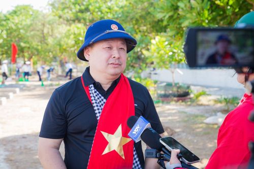 Thượng tá Chu Hải Công, Giám đốc Quan hệ công chúng, Ngân hàng Thương mại cổ phần Quân đội chia sẻ với báo chí tại đảo Trường Sa Đông. Ảnh: Minh Tuấn
