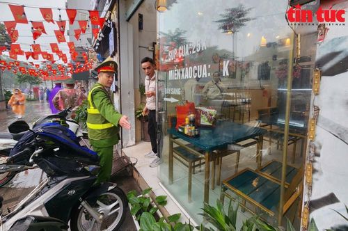 Công an phường Đống Đa (TP Hà Nội) đề nghị một cửa hàng đảm bảo không lấn chiếm vỉa hè.