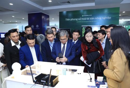 Lãnh đạo TP Hà Nội tham quan gian trưng bày sản phẩm tại lễ ra mắt Sàn Giao dịch Công nghệ và Chợ Chuyển đổi số.