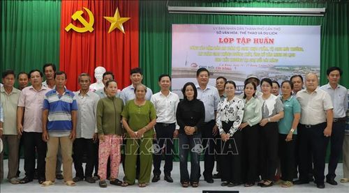 Các đại biểu cùng tiểu thương tham gia lớp tập huấn.