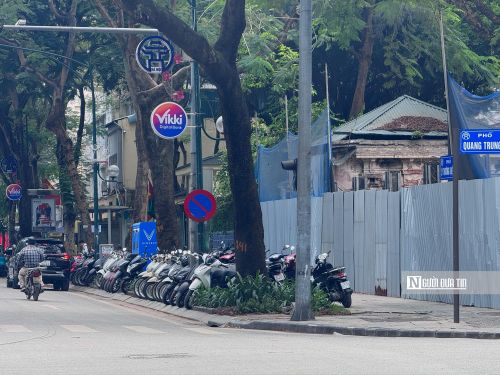 Xe máy cũng chật kín trên vỉa hè tại các điểm trông xe.