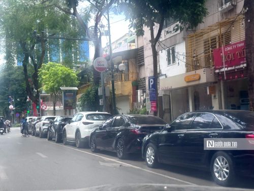 Hàng dài phương tiện tại các điểm đỗ xe trên tuyến phố tâm Hà Nội.